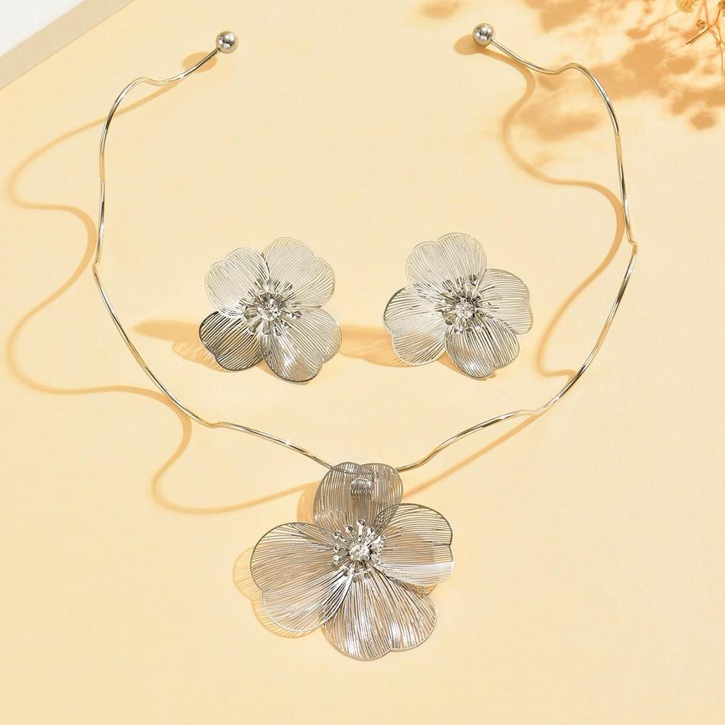 European-American Starfish Necklace & Earring Set: High-End Clavicle Chain, Light Luxury Vacation Style for Women.