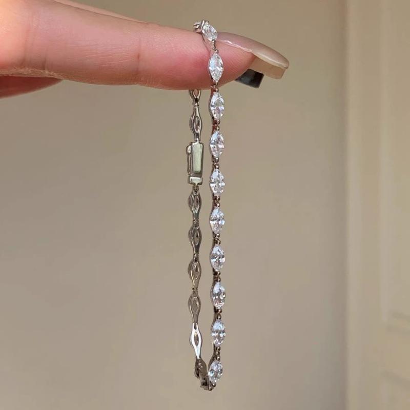 Minimally Designed Versatile Niche Bracelet