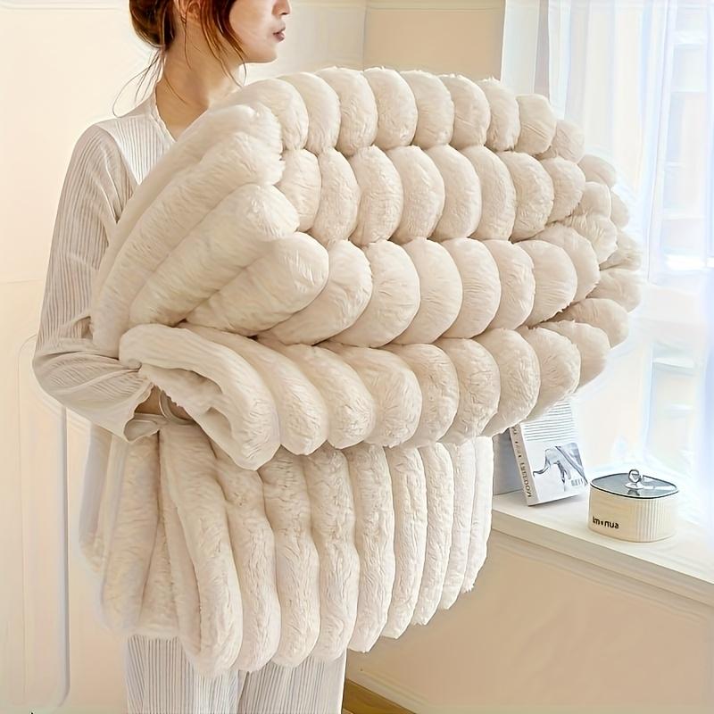 Blanket Soft and Comfortable Faux Rabbit Hair Reversible Blanket Thermal Fleece Blanket Nap Blanket Air Conditioning Blanket Office Outdoor Camping