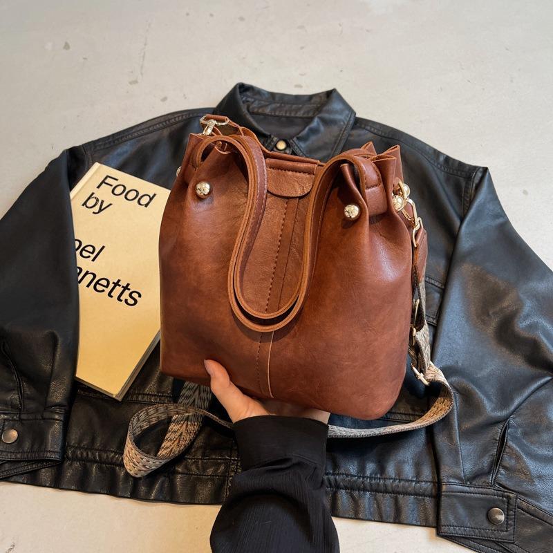 New autumn and winter retro fashion simple texture bucket bag versatile shoulder messenger commuter bag
