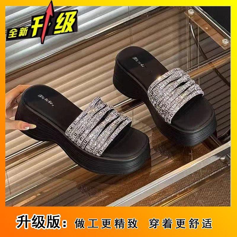 With skirt thick-soled one-word slippers for women's 2025 summer new wear high-value slope-heeled rhinestone open-toed cool slippers