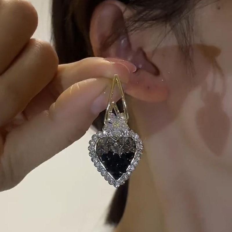 2023 New Vintage Shiny Black Crystal Love Heart Stud Earrings Women's Personality Fashion Earrings Wedding Jewelry Birthday Gift