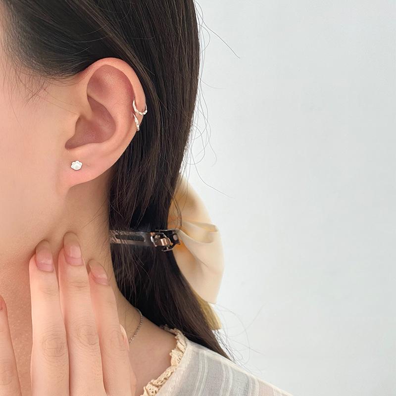 Cute Kitten Claw Earrings for Female Students with Daily Ear Piercings and Sweet Little Earrings