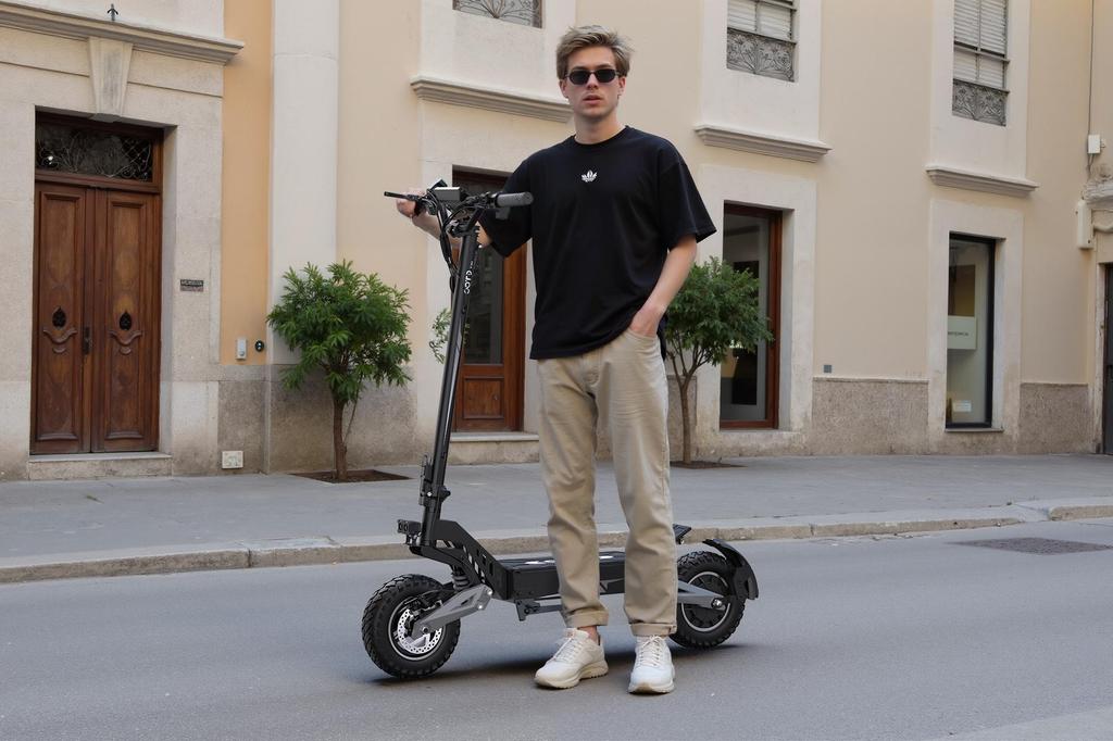 OOTD T10 Foldable E-Scooter 900W Peak 48V 13.5Ah Battery 150kg Load 11-inch Tubeless Tires Foldable Commuter E-Scooter