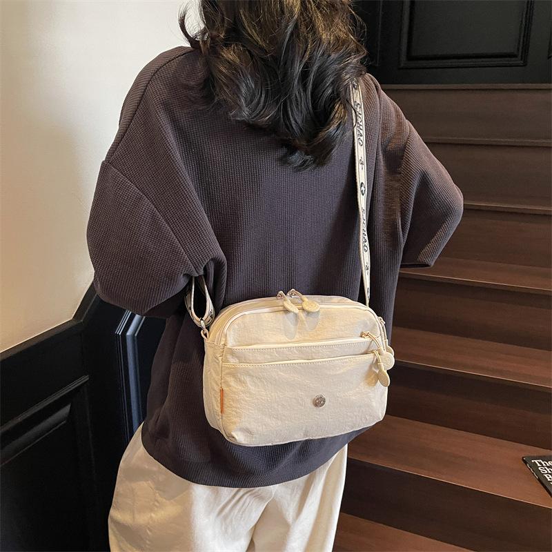 Lightweight small cloth bag women's summer new fashion versatile leisure bag commuting out shoulder messenger bag
