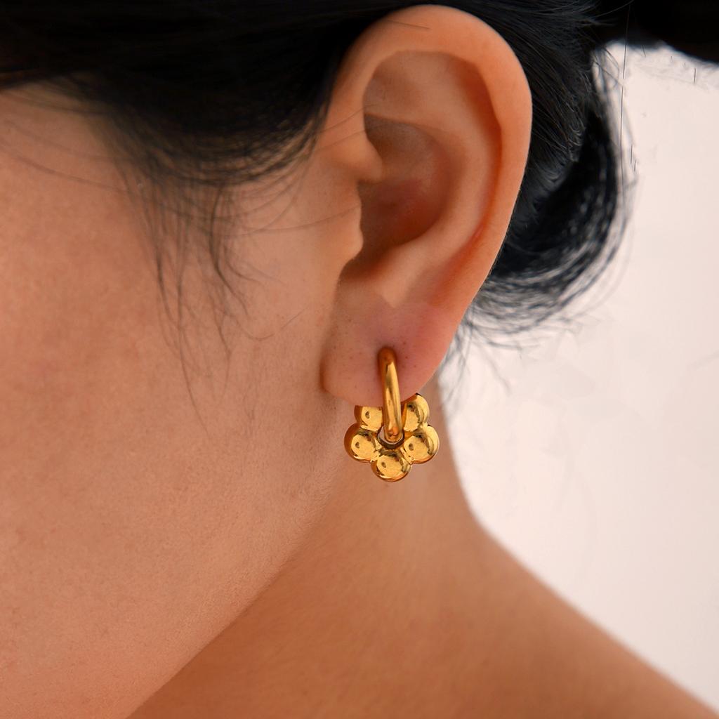 Hot-selling stylish versatile stainless steel earrings for women, heart flower pendant hoop earrings