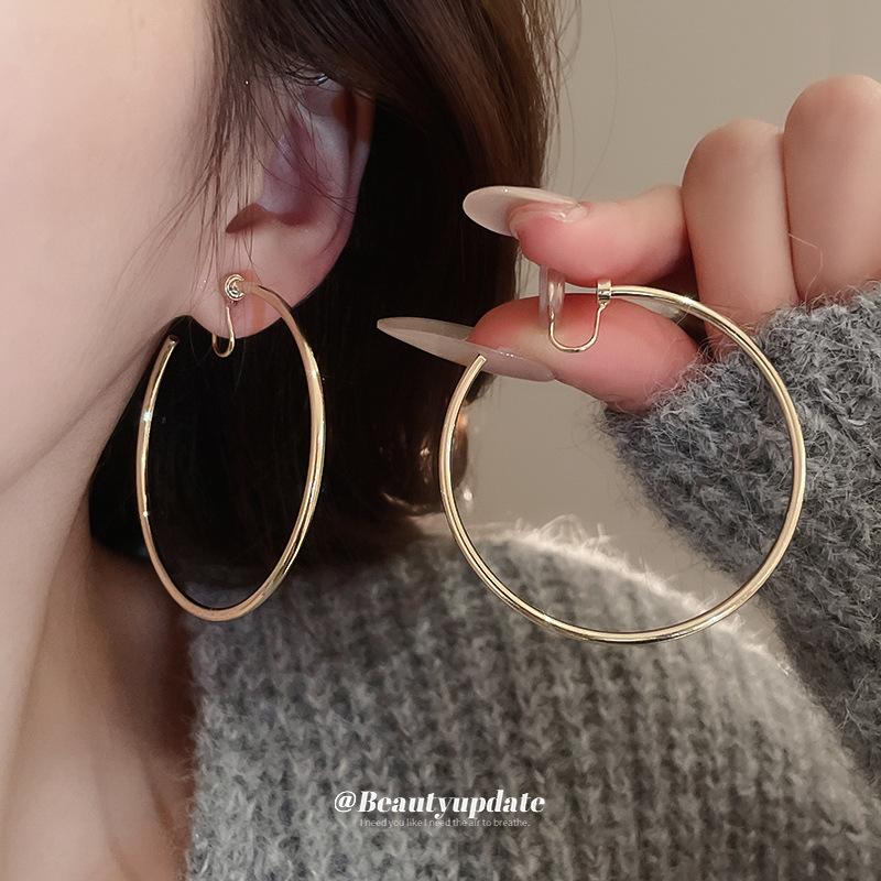 Round plain ring earclips, niche cold wind, personalized earrings, temperament earrings, light luxury