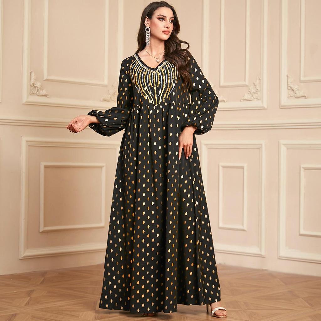 Elegantes muslimisches Langarmgewand aus dem Nahen Osten mit Stickerei und Heißprägung