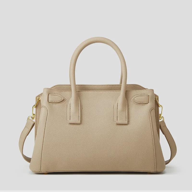 Chic Women's Tote Bag: Niche Design, Hand-Held Platinum, Large-Capacity, Fashionable Messenger Bag.