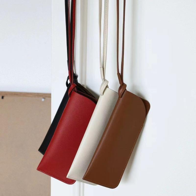 

Blogger autumn and winter new fashion leather women s bag versatile niche burgundy neck glasses bag Standard чорний