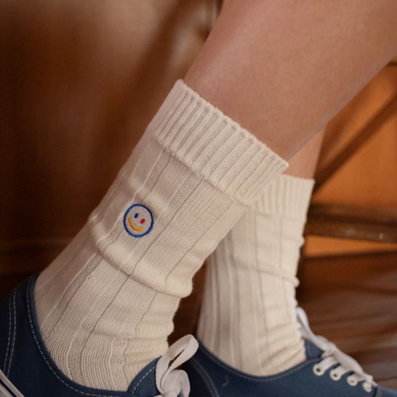 

SNOOZY Smile Embroidered Knit Socks - White FREE
