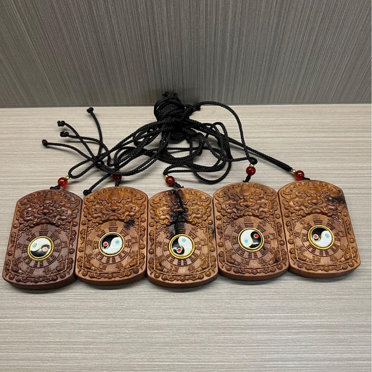 

Кулон Инь Ян Дракон из древесины зизифуса, пораженного молнией - Даосский амулет, резьба, ювелирное украшение Вэньвань, подвеска