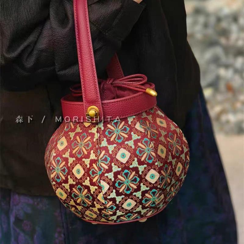 Handmade high-end goods~ Intangible Cultural Heritage fragrant cloud yarn silk national style lantern bag new Chinese high-end hand bag niche design