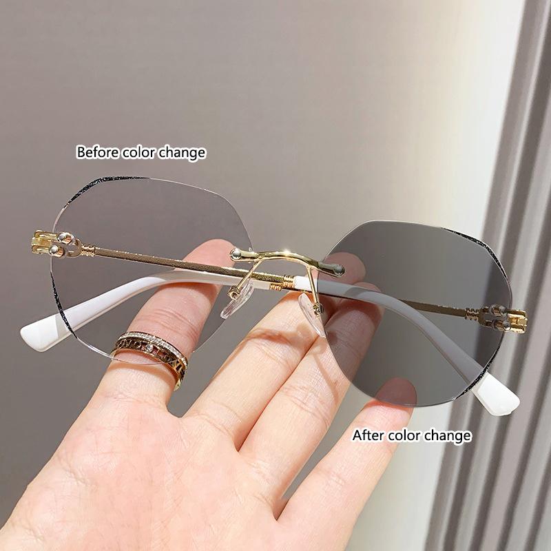 

Фотохромные прогрессивные очки без оправы и со стильными скошенными краями для дам. 3317 0 золотой