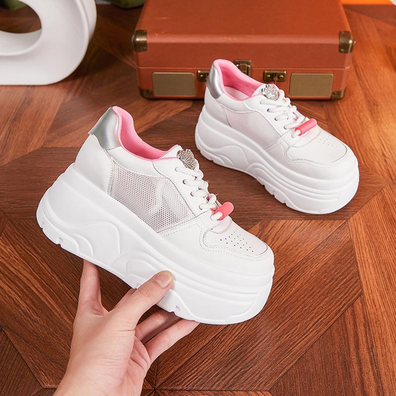 Plateau weiße Schuhe Damen Sommer 2025 neu Mesh hohle Sandalen Innenhöhenerhöhung Damenschuhe Mode vielseitige Board-Schuhe