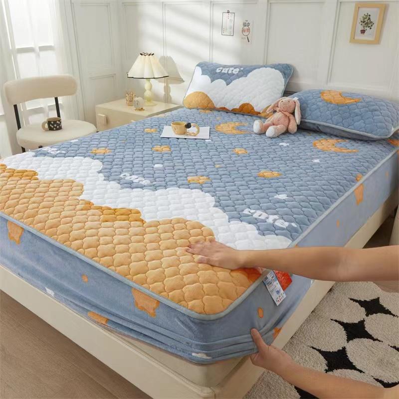 Luxury Flannel Quilting Mattress Cover Thicken Velvet Quilted Bed Pad Protector Cover Winter Bed Cover Not Included Pillowcase