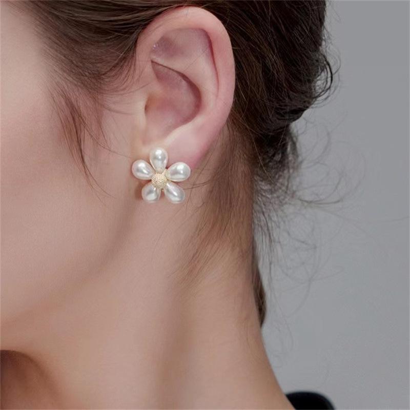 Silver Needle Gentle Retro French Pearl Flower Earrings Temperament New Earrings Simple Design Earrings