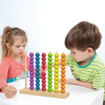 משחק סידור חרוזים מעץ עם 7 עמודות, מיומנויות מוטוריקה עדינה, למידה לגיל הרך, חרוזי מיון צבעים, חרוזים לערימה, צעצוע חינוכי