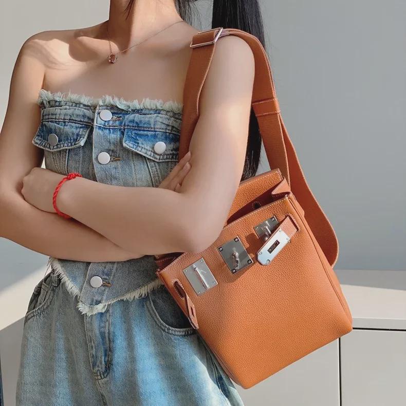 Hochwertige Unisex-Brusttasche im H-Stil: Echtes Togo-Leder, oberste Schicht Rindsleder, Vollstahlbeschläge.