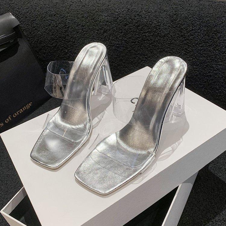 

Хорошая пара сандалий приносит не только комфорт и красоту, но и больше уверенности и подвижности. 35