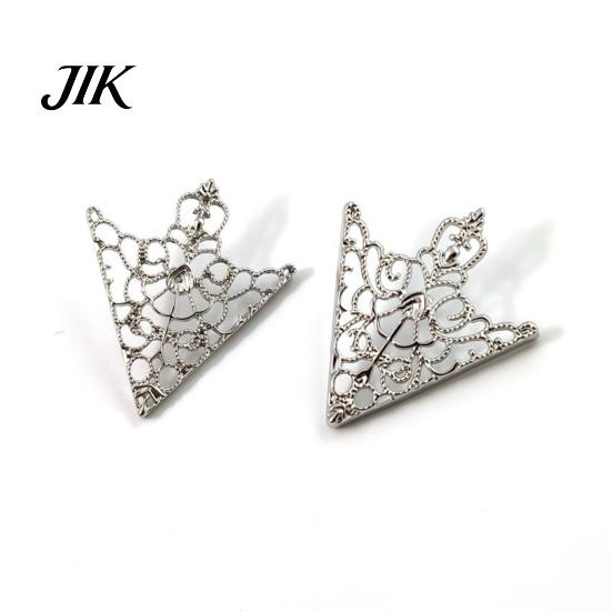 Suit Collar Clip 1 Pair Vintage Shirt Clip, Hollow-Out Decoration Alloy Retro Clothing Accessory Triangle Brooch Pin for Men Women Decorative Fastener