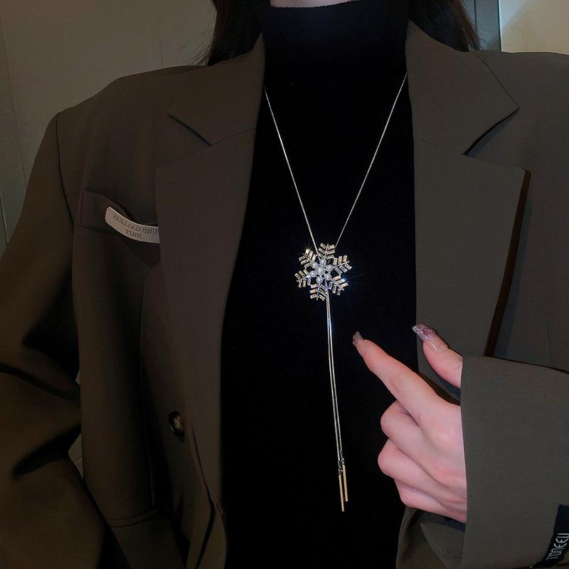 Diamond-encrusted snowflake pearl necklace, cold wind, personality, niche design, sweater chain, light luxury item jewelry wholesale