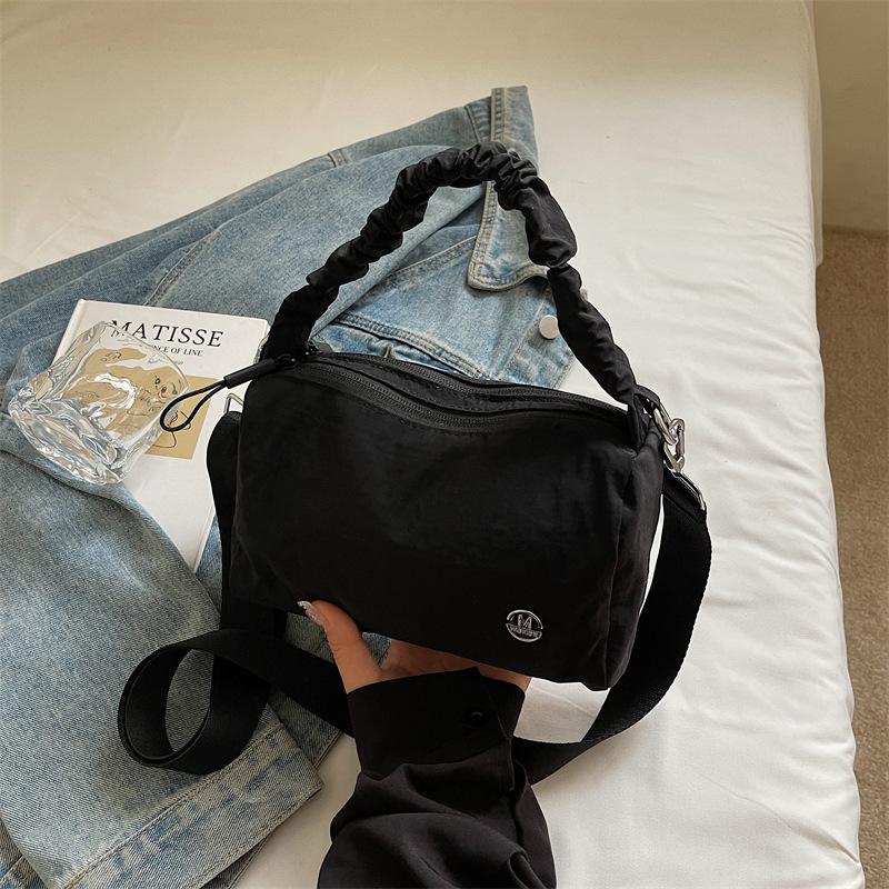 

New fashionable and foreign high-value messenger bag trendy cool versatile niche handbag women s cross-border style shoulder bag