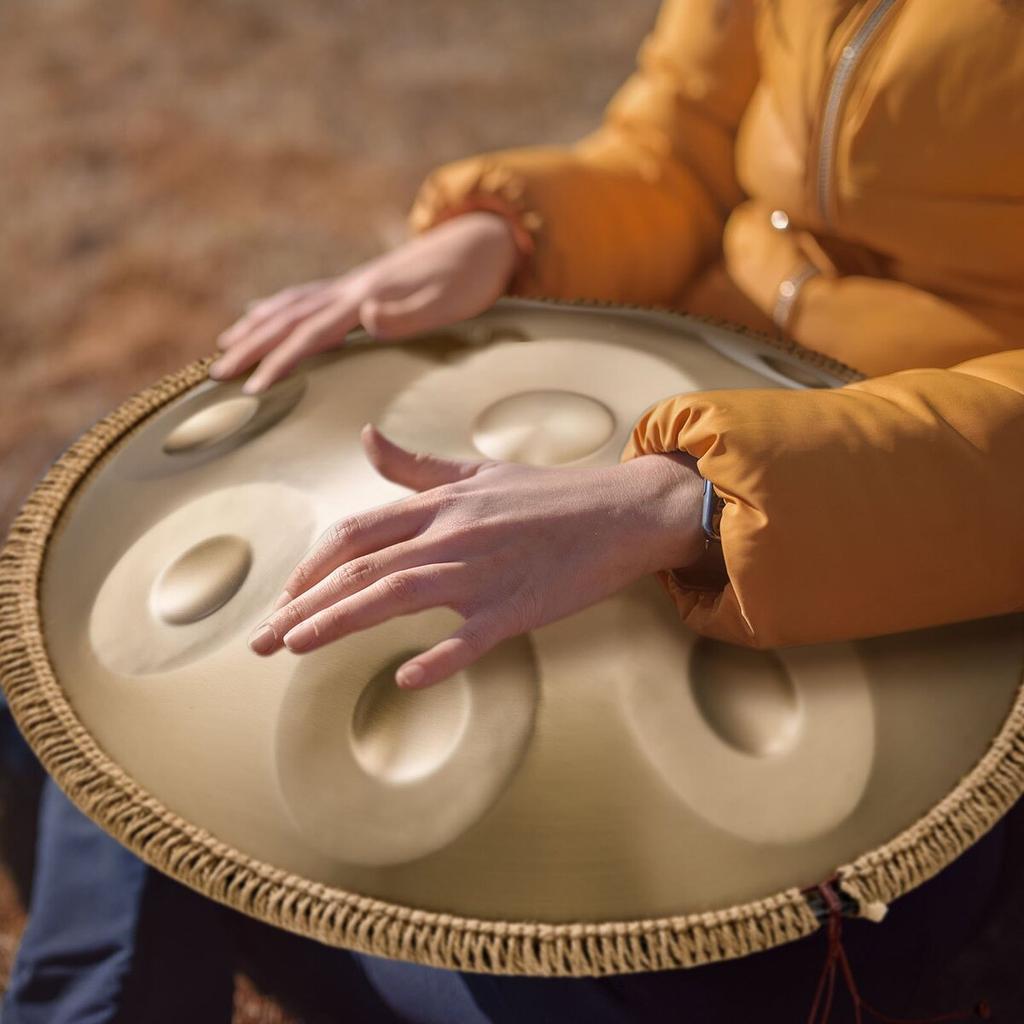 Tamburo Handpan, 56 cm 9 Note Tamburo a Mano in Acciaio, Tamburi Musicali 432Hz in Re Minore con Protezione del Bordo Tessuta, 2 Mazze e Custodia, Percussioni Resistenti allo Sbiadimento