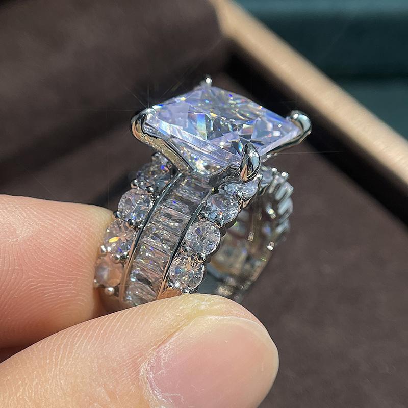 Eleganter versilberter Verlobungsring mit funkelndem Zirkonia - Perfekt für Verlobung oder Hochzeit, Symbol für Eleganz und Adel