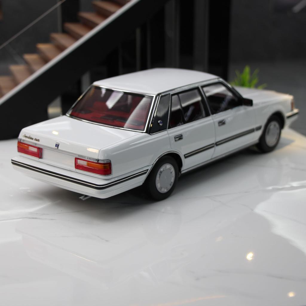 Freestyle XiaoGuang Modellmaßstab Toyota Crown MS122 Weiß Fertigprodukt 1/18 (Roter Innenraum) 8250611W-1
