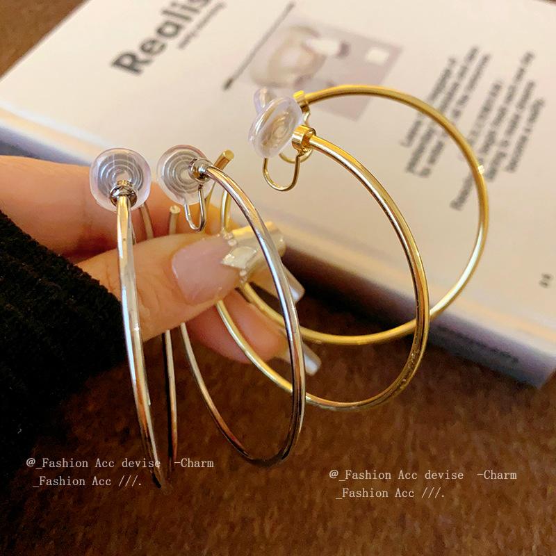 Simple round plain ring earclips, niche cold wind design earrings, commuting fashion temperament, versatile earrings, women