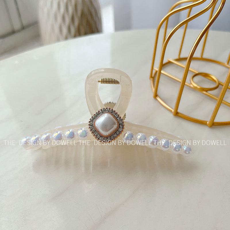 Beautifully Plastic Crafted Hair Claw Clips With Elegant Shapes And Vibrant Colors For Every Hairstyle Needs