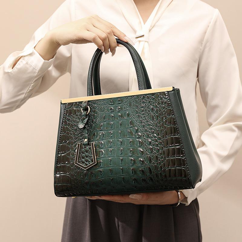 Crocodile-pattern handbag for women, new fashion large-capacity shoulder bag, light luxury texture three-piece crossbody bag set