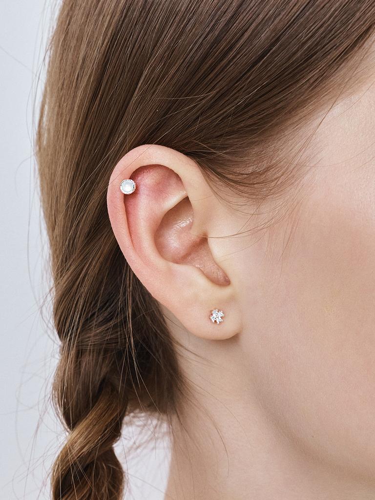 Hei [Sv925] Flower Cubic Stud Earrings (Black/White)