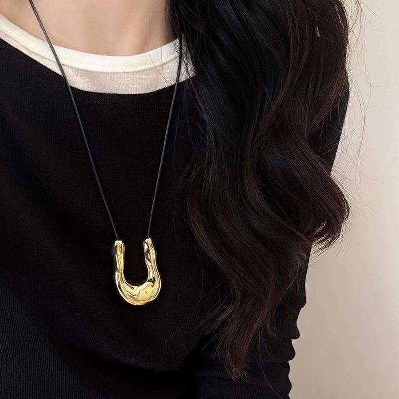 U-shaped Metal Horseshoe Pendant Necklace - Women's Luxury Long Sweater Chain.