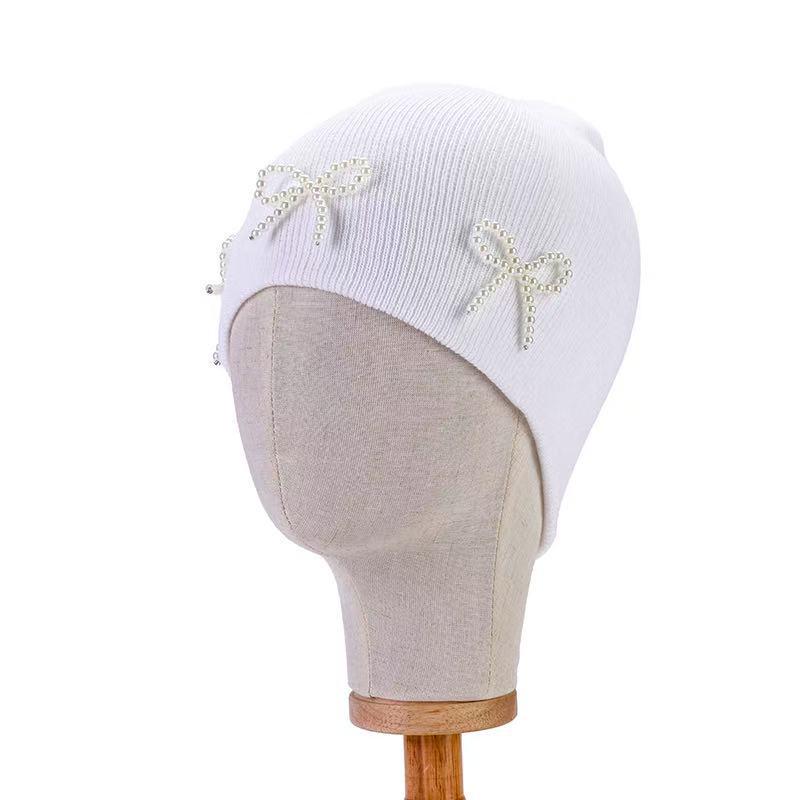 

Pearl Bow Knit Hat: Trendy Korean-Style Autumn/Winter Pullover with Ear Protection. One Size білий