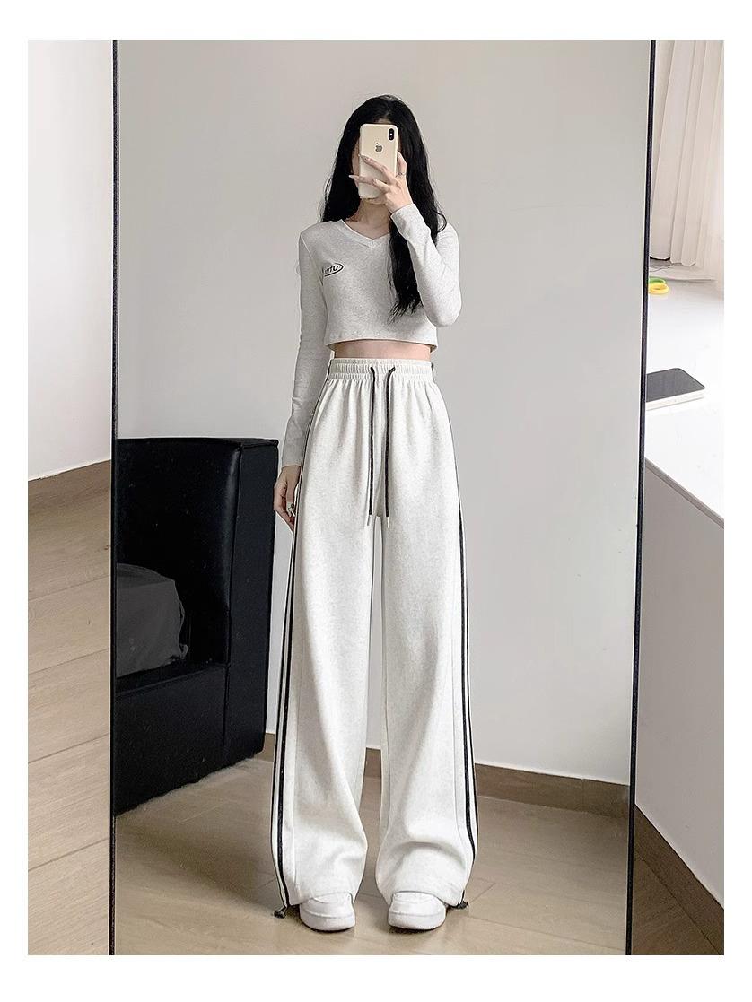 

Маленькие серые широкие спортивные штаны с тремя полосками и манжетами на шнурке, 150 см - Идеально для повседневной весенне-летней носки S (for 80-95lbs)