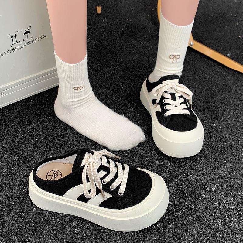 A Girl In Baotou Wearing A Pair of Women's Shoes and A Lazy Person Wearing Canvas Shoes Without Heels