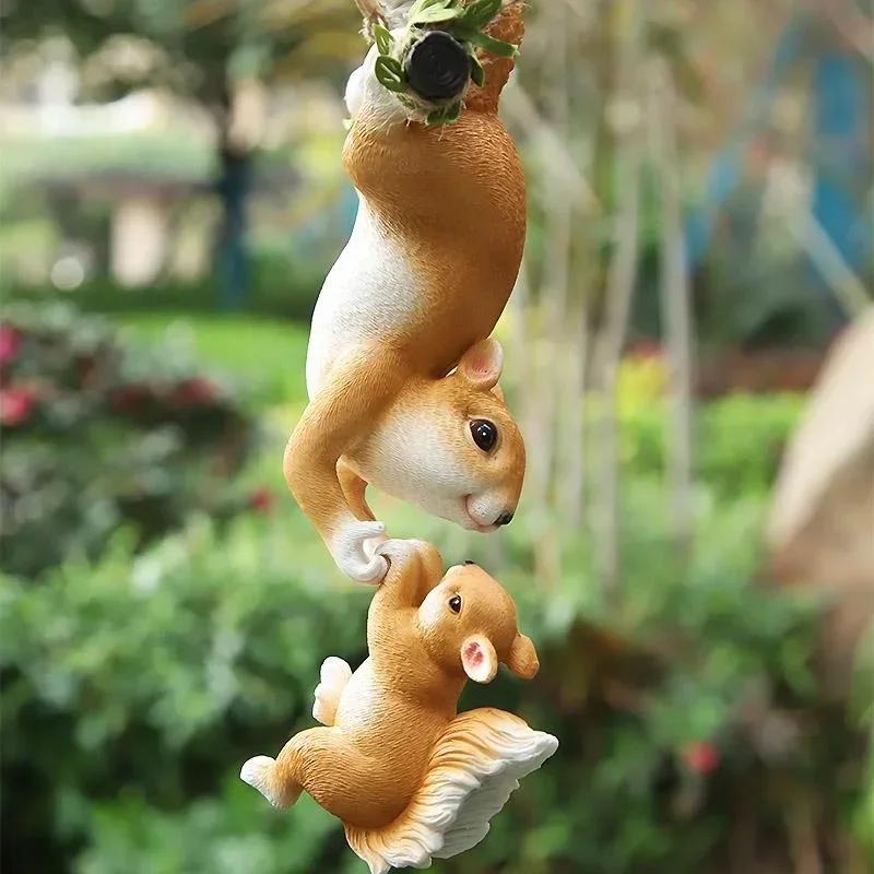 1pc Cute Squirrel Climbing Sculpture Squirrel Parent-Child Resin Crafts Outdoor Garden Balcony Courtyard Hanging Decoration LS
