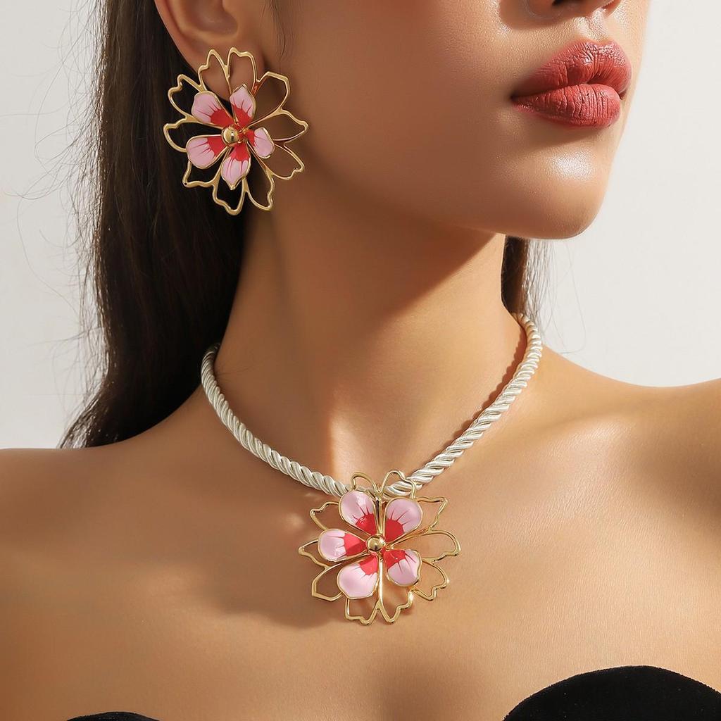 European-American Starfish Necklace & Earring Set: High-End Clavicle Chain, Light Luxury Vacation Style for Women.