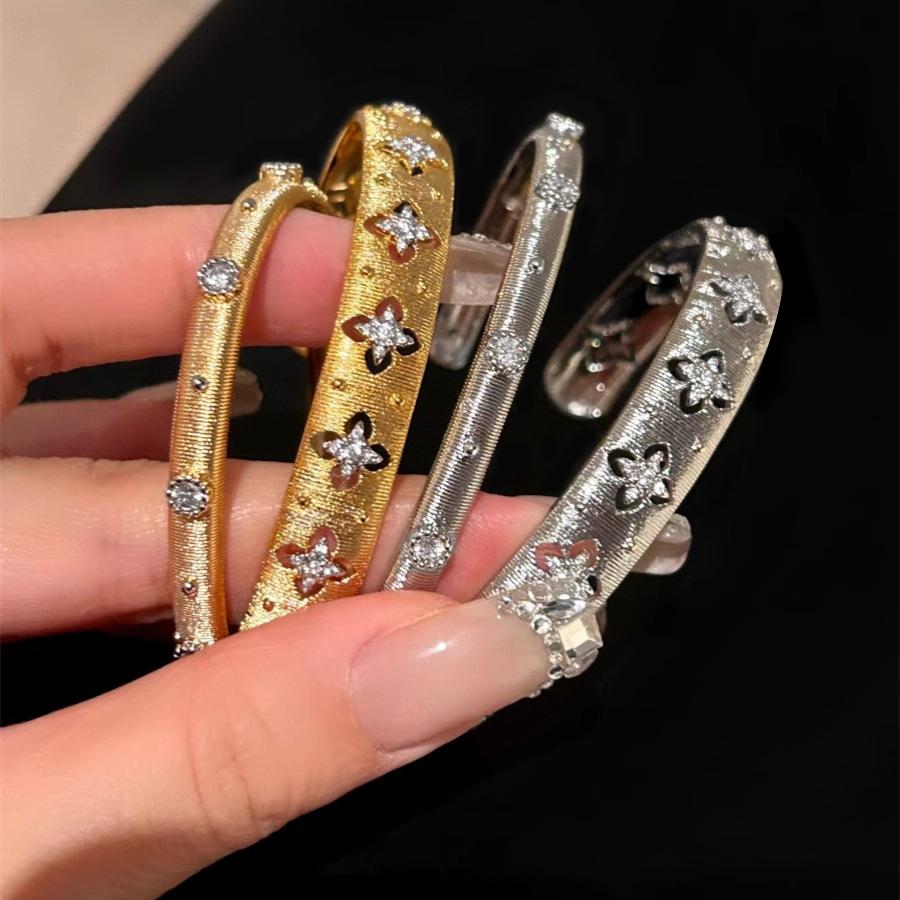 1 Antique-Style Four-Leaf Flower Pattern Women's Bracelet with Brushed Vintage Luxury Zircon Design