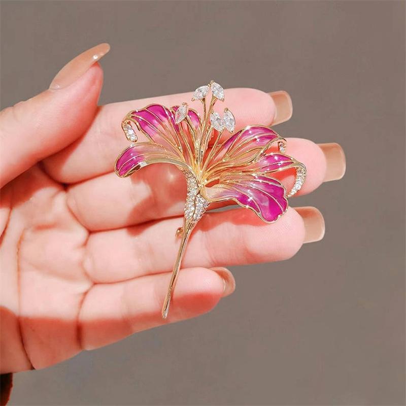 Lyxiga Temperament Liljeblommor Broscher För Kvinnor Flickor Vintage Emaljpins Mångsidiga Glänsande Corsage Kläder Accessoarer Gåvor