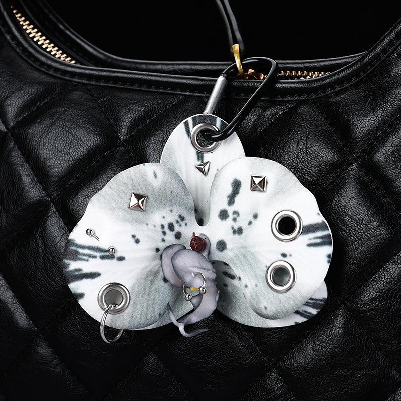 Kreatywny Wykwintny Kluczyk z Storczykiem Phalaenopsis Słodki Symulowany Kwiat Breloczek do Kluczy Dekoracja do Zawieszenia na Plecak Prezenty