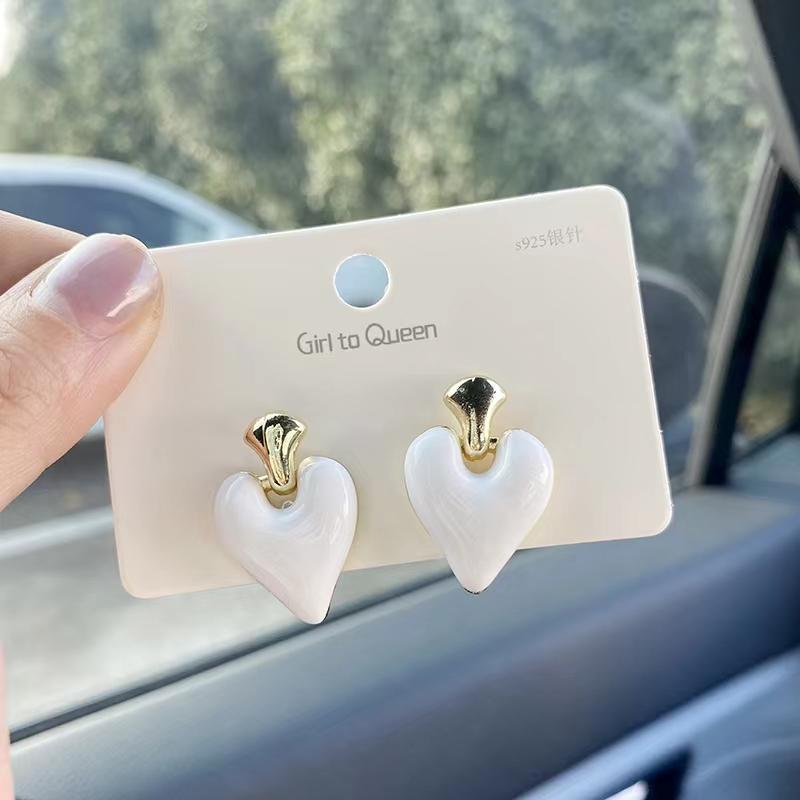 White Enamel Heart Pendants Women Hanging Earrings Gold Metal Top Dangle Earrings Temperamental Heavy Love Heart Decor