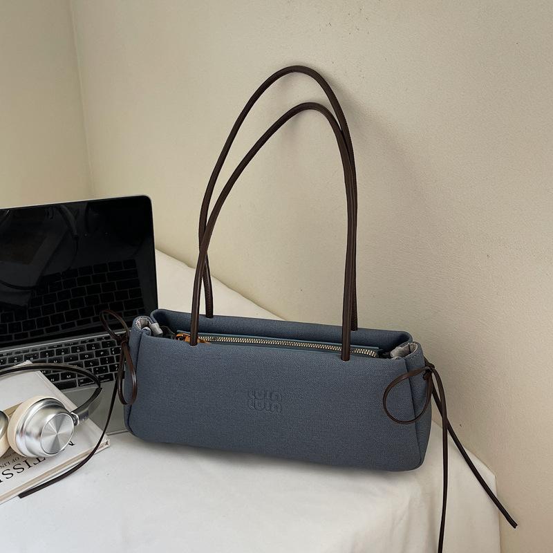 

Niche casual bags for women s 2025 autumn new foreign style are popular this year, high-value fashionable shoulder bags and underarm bags.