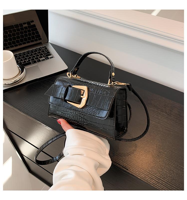 

Темперамент простые и модные, популярные сумки этого года 2024 весна-лето иностранный стиль сумка-мессенджер для поездок на работу маленькая квадратная сумка чёрный