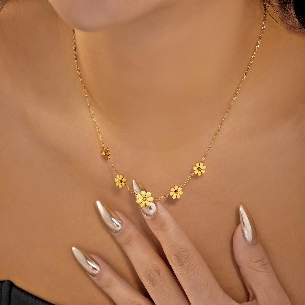 Gold Plated Stainless Steel Daisy Choker Necklace With Geometric Design For Fashionable Outfits