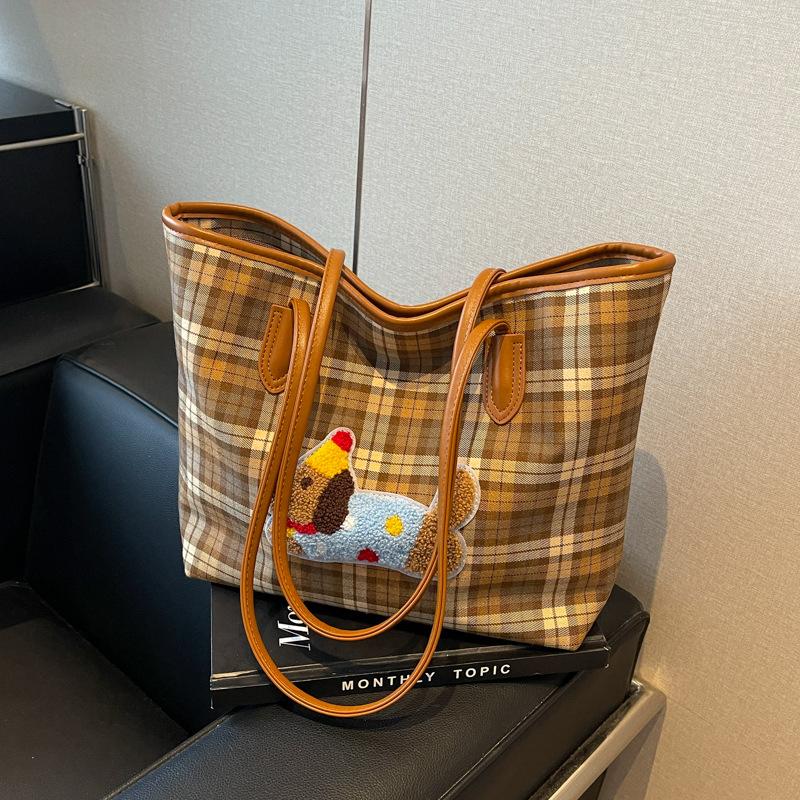 

Large capacity plaid tote bag women s 2024 new fashion high sense commuter bag college student handbag коричневий