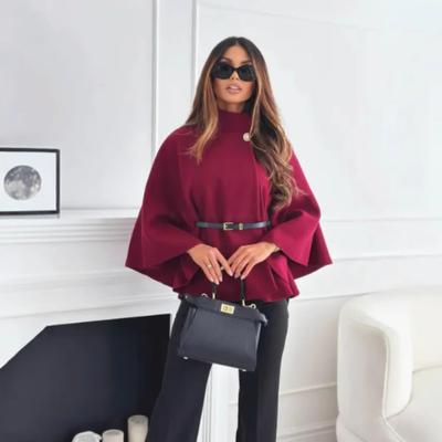 Burgunderfarbene Bluse mit hohem Kragen und Cape-Ärmeln mit Einzelknopf-Detail