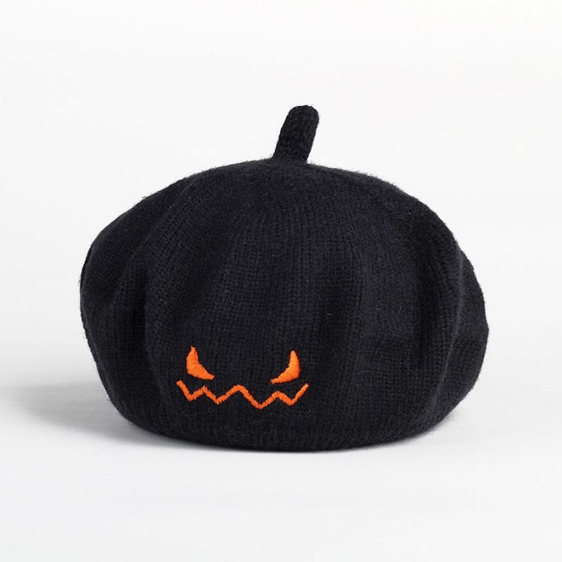 

Хэллоуинская шляпа-тыква, вязаный детский осенне-зимний берет с вышивкой дьявольского смайлика One size чёрный